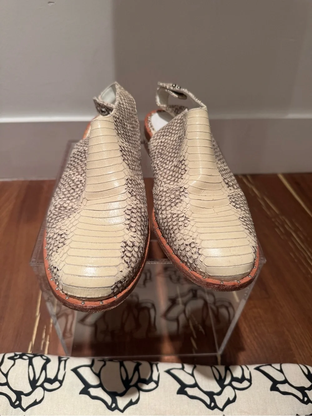 Freda Salvador, the  ‘Rush’ Cream & Taupe Snakeskin Slingback Shoes. Size 9.5